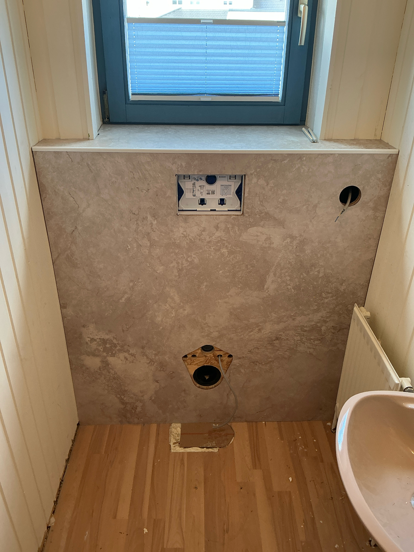 Umbau: neue Vorwandinstallation mit Unterputzspülkasten und vorbereiteten Anschlüssen
