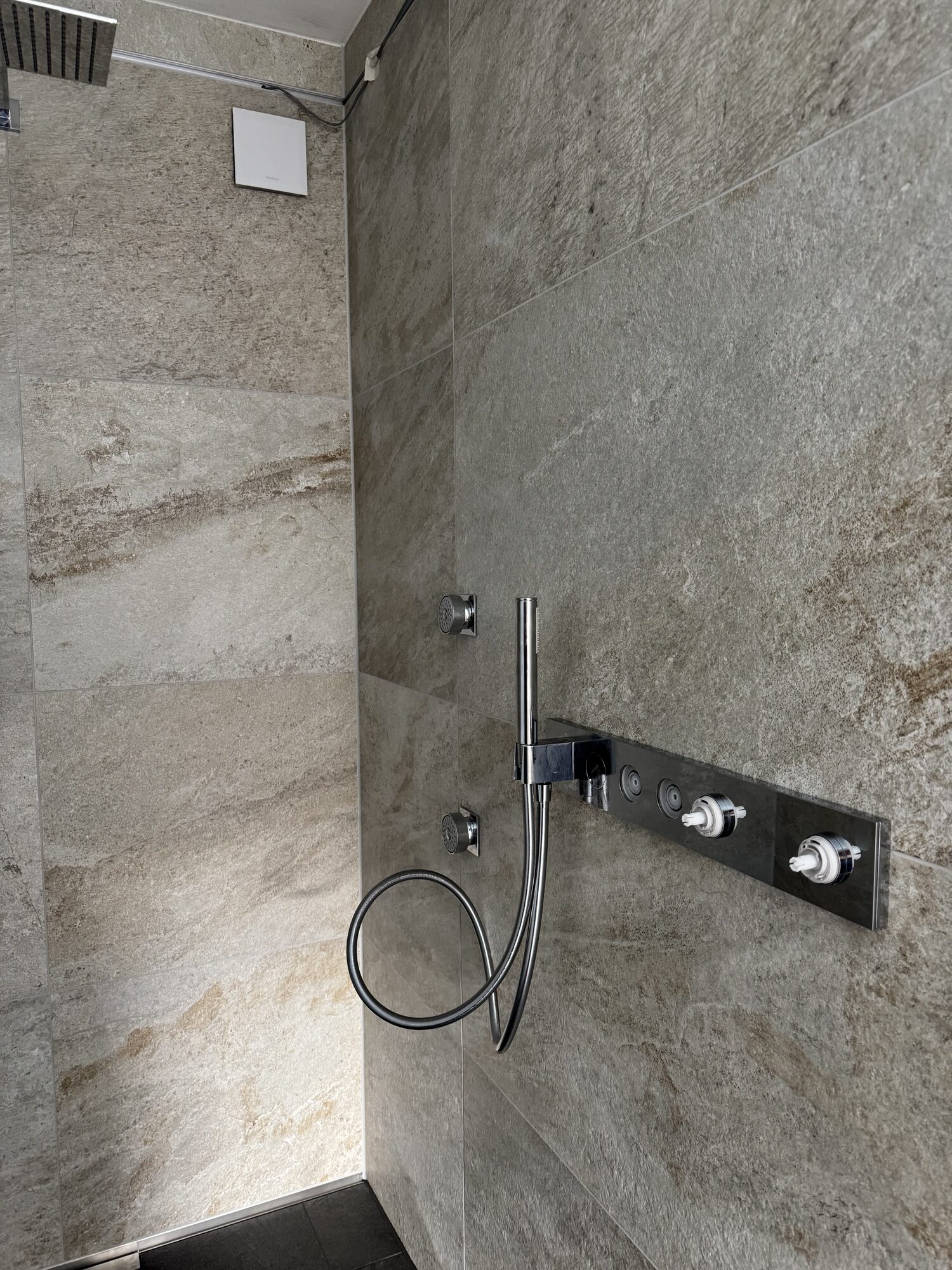 Unterputz-Armaturenleiste mit Handbrause und Seitendüsen in der Dusche