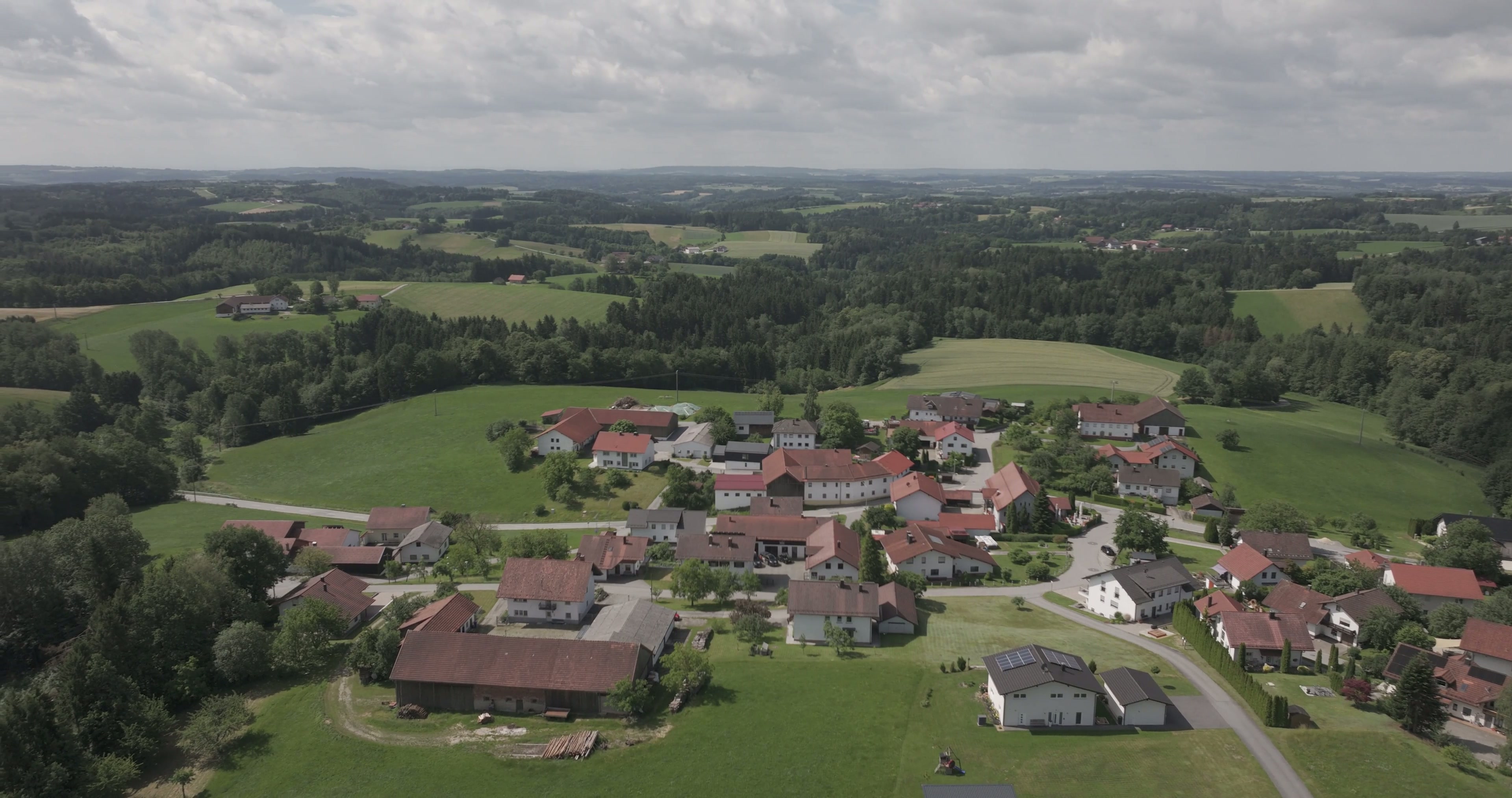 Drohnenflug über den Firmenhof von keim sanitär heizung in Schwarzhöring