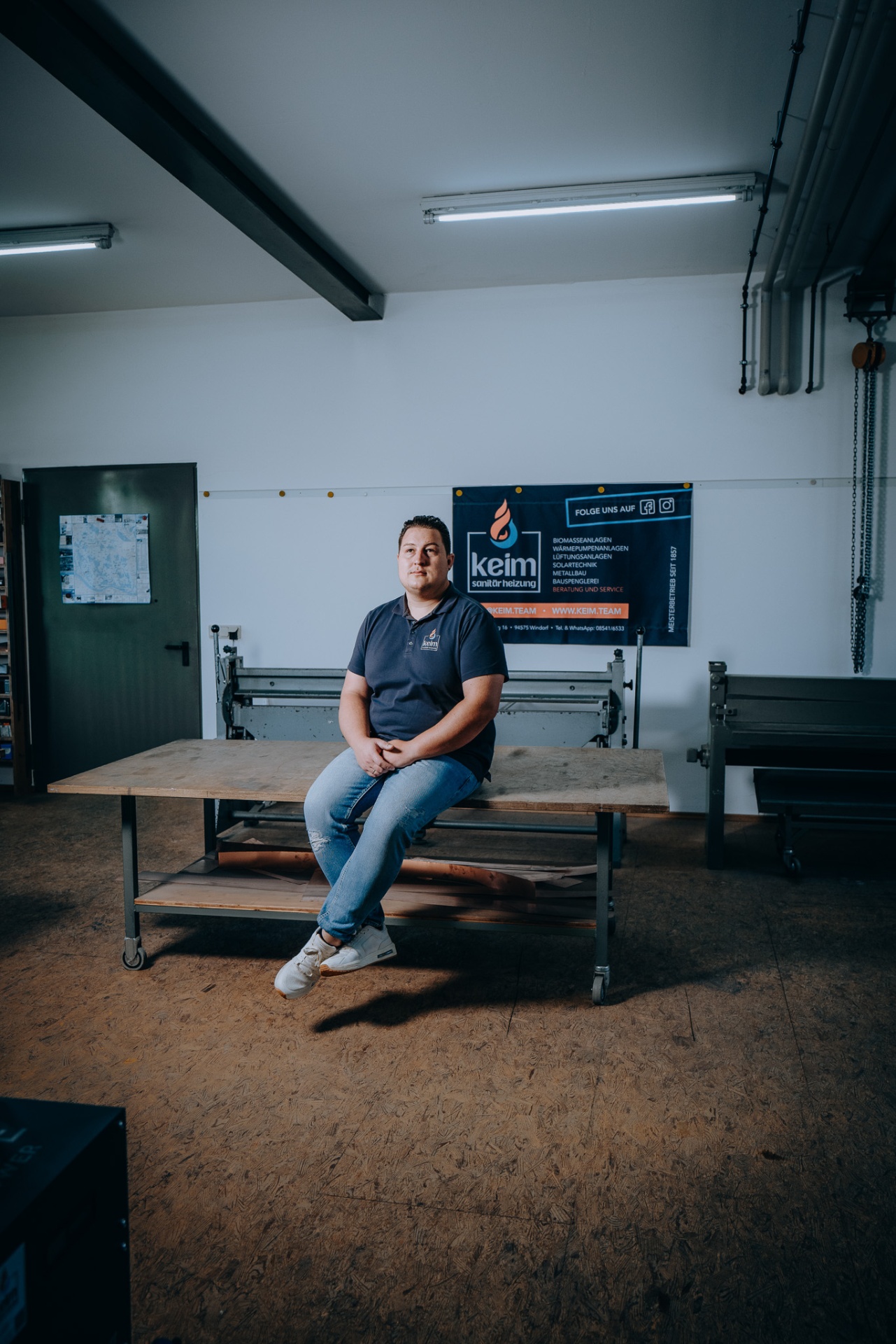 Christoph Keim in der weiten keim-Spenglerei-Werkstatt — Abkantmaschinen im Hintergrund.