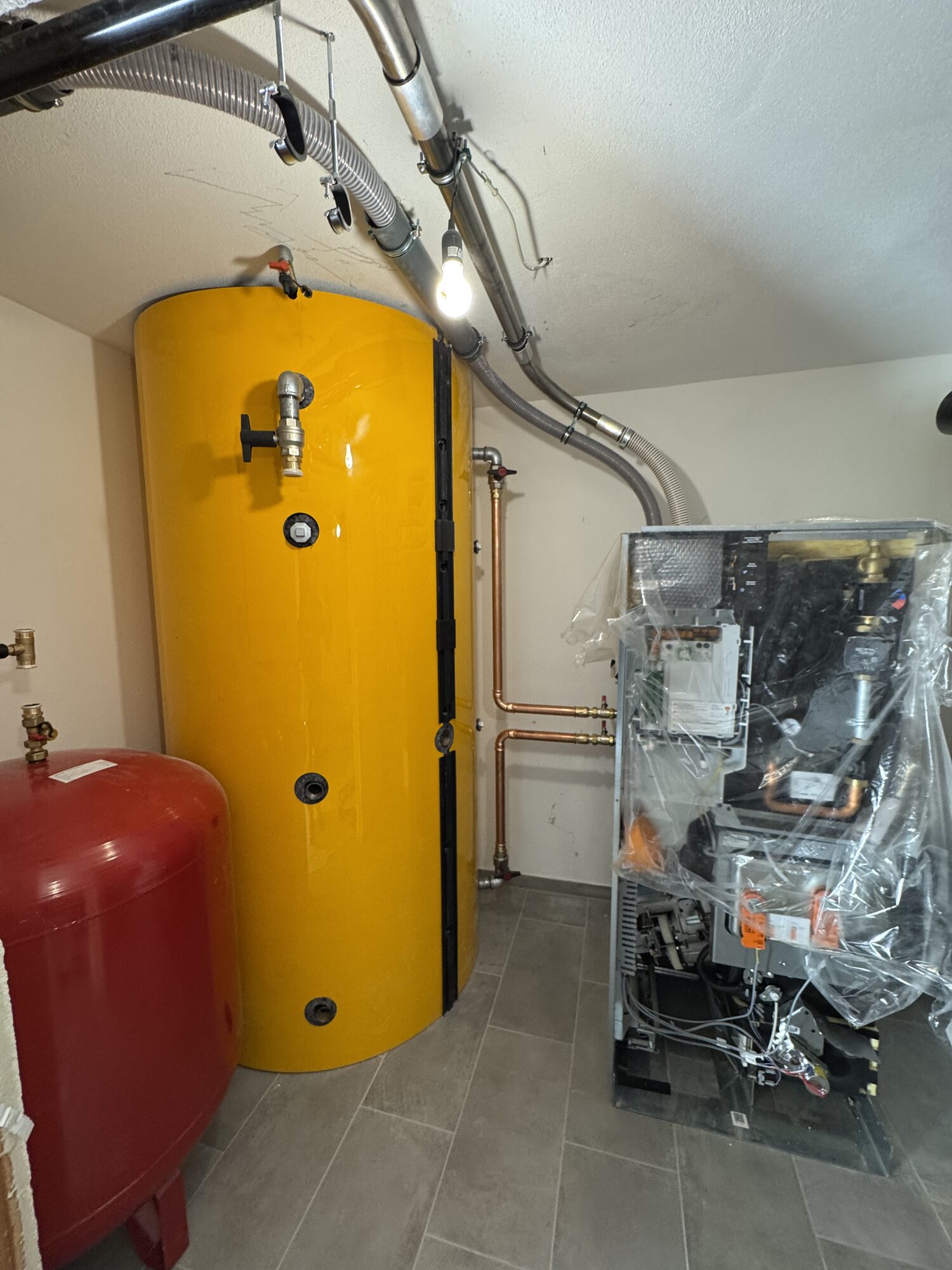 Pufferspeicher, Ausdehnungsgefäß und Verteilung zu den 13 Wohnungsstationen