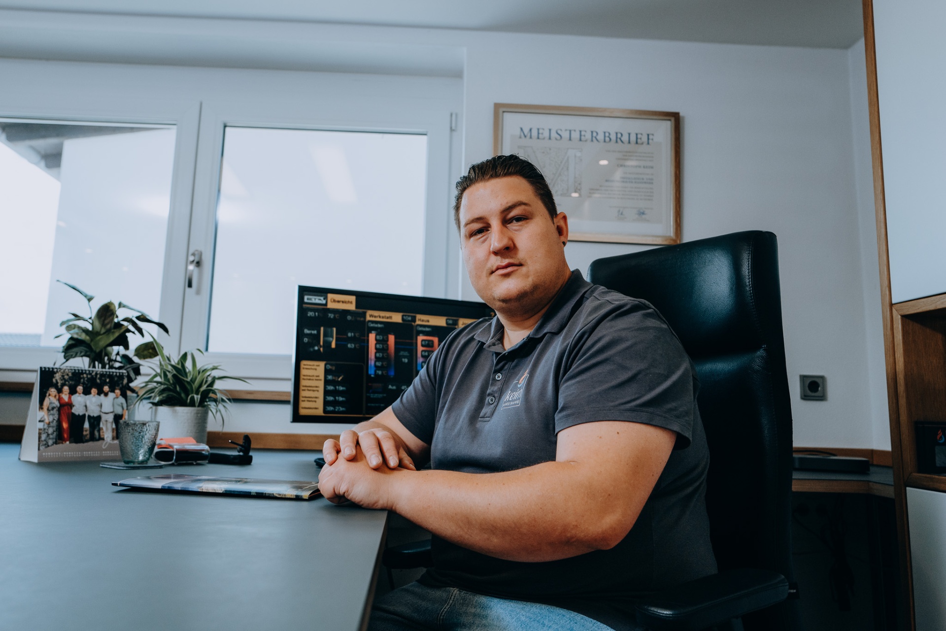 Christoph Keim mit Energie-Monitoring am Bildschirm: gelebte Technikkompetenz.