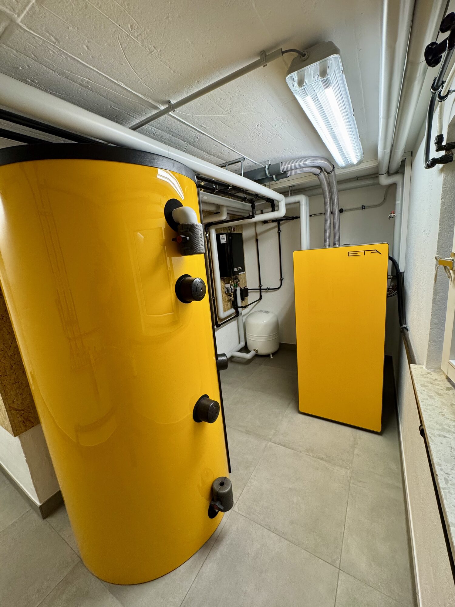 Pufferspeicher und Pelletkessel im neu aufgebauten Heizraum