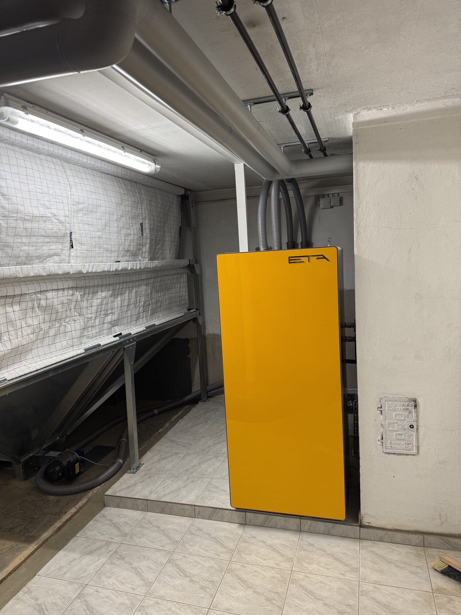 Neu aufgebauter Heizraum mit Pelletkessel und Pufferspeicher