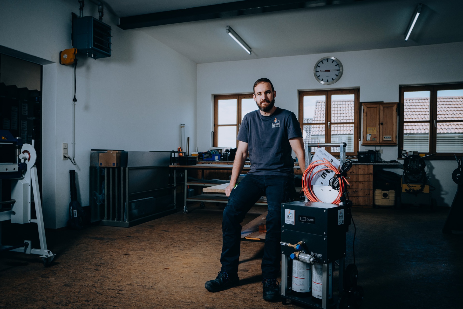 Christoph Keim in der weiten Werkstattansicht — moderner Maschinenpark mit BWT AQA therm MOVE.