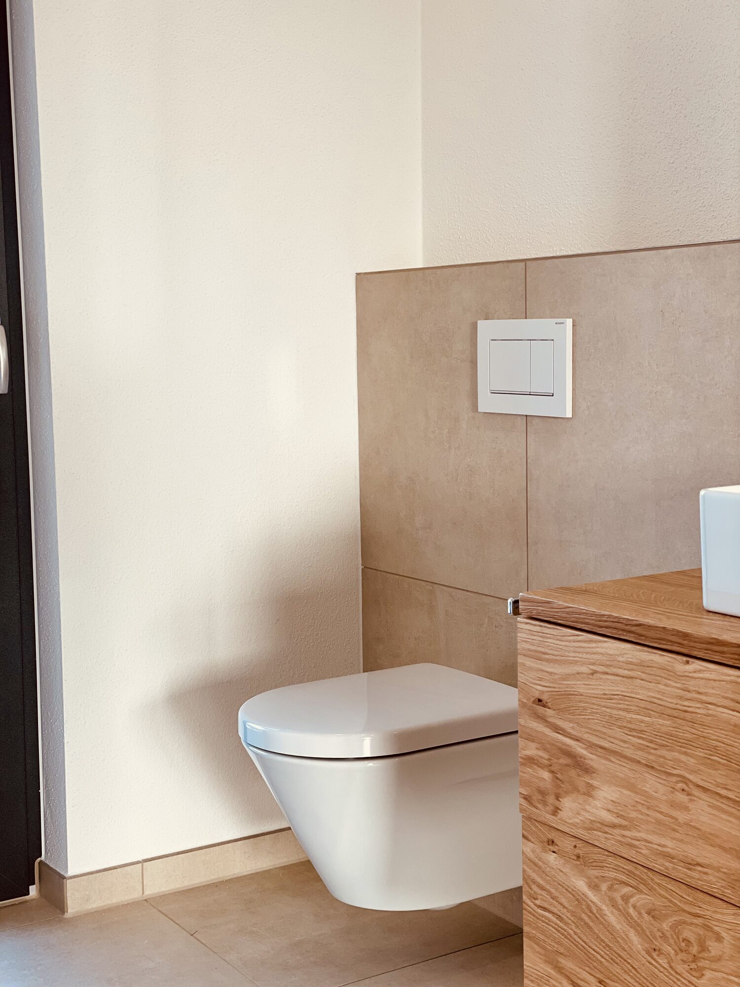 Modernes Bad in Plattling mit Wand-WC, Aufsatzbecken und Holz-Waschtisch
