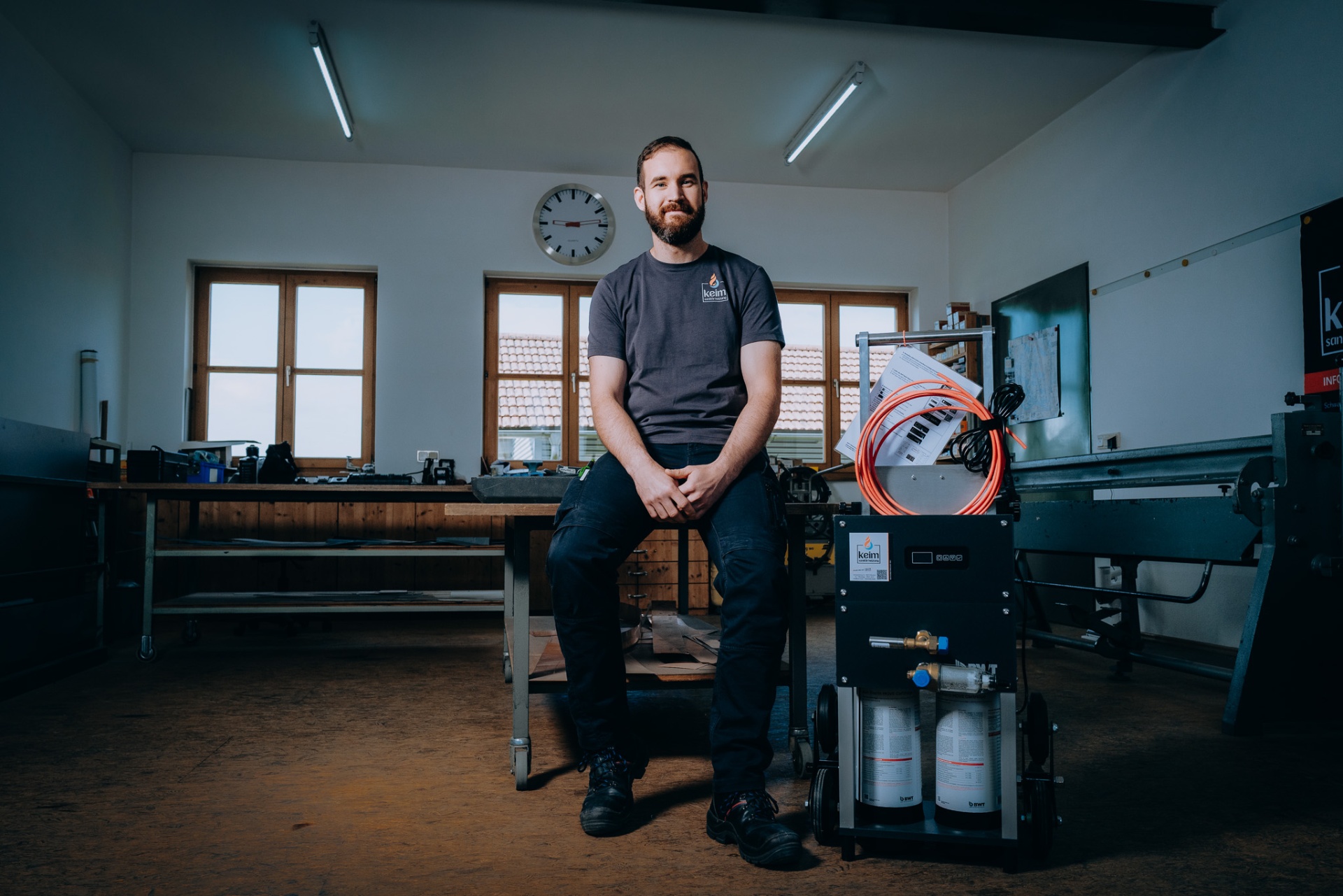 Christoph Keim mit BWT AQA therm MOVE — frontale Werkstattansicht.