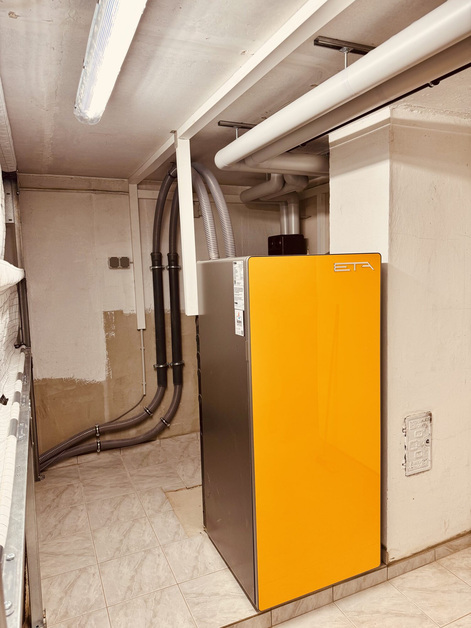 Pufferspeicher mit Ausdehnungsgefäß und sauber verrohrter Heizungstechnik