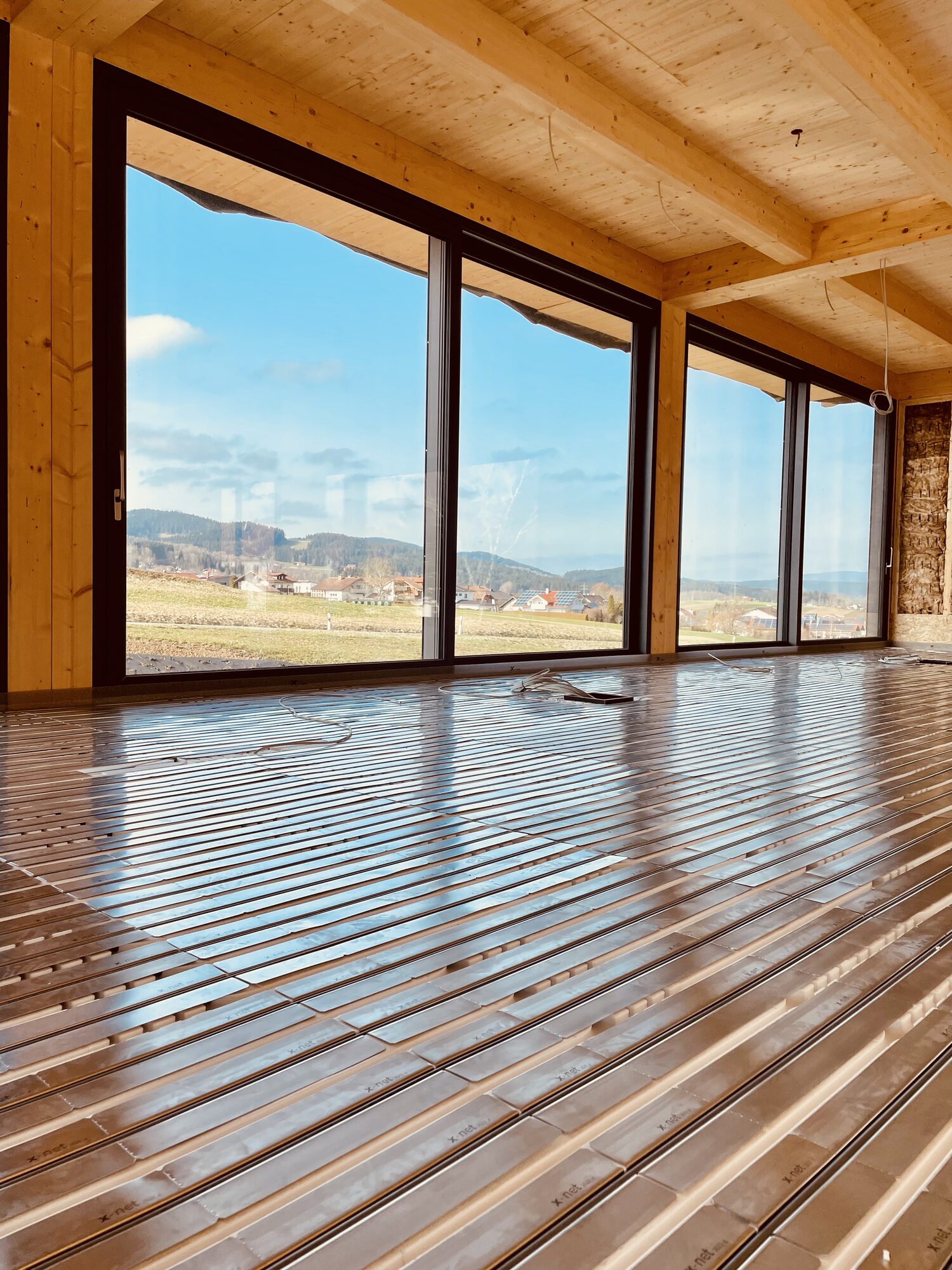 Technikbereich mit Pufferspeicher-Anbindung im Holzbau