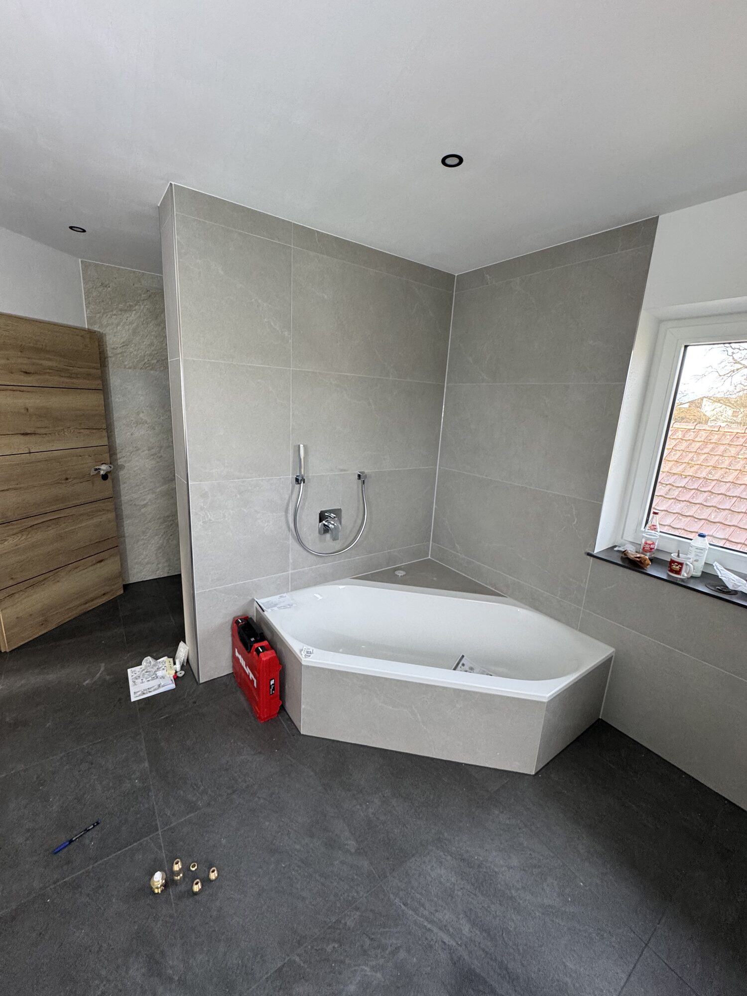 Hauptbad im Neubau mit Eckbadewanne und Unterputz-Wannenarmatur