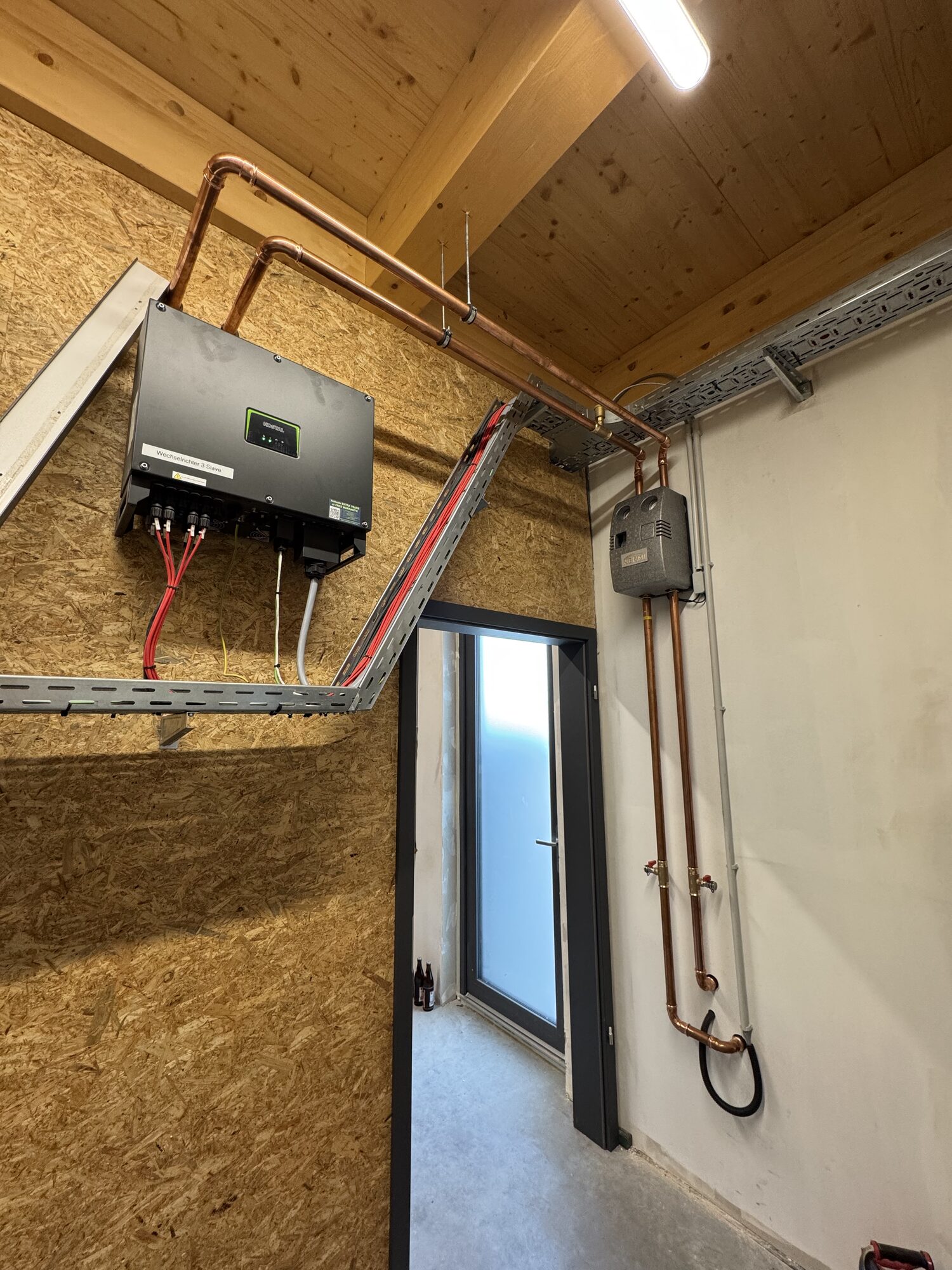 Detailaufnahme der Heizungsverrohrung im Technikraum in Ruhmannsfelden