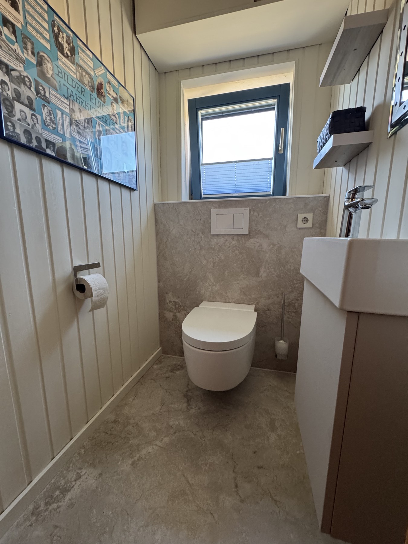 Neues Gäste-WC in Grau, Holz und Weiß mit wandhängendem Dusch-WC