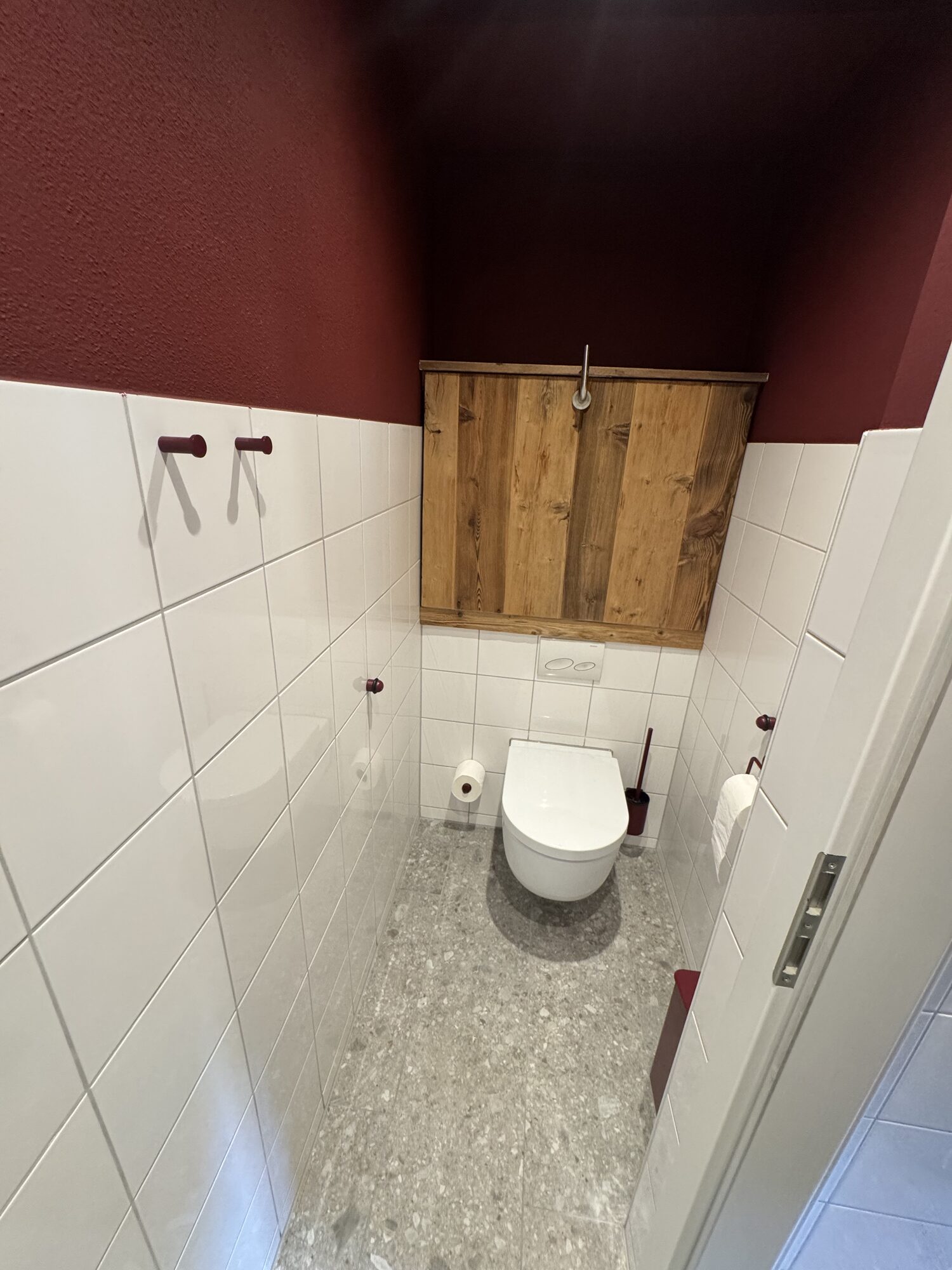 Waschtischbereich im Damen-WC mit farblich abgestimmten Ausstattungsteilen