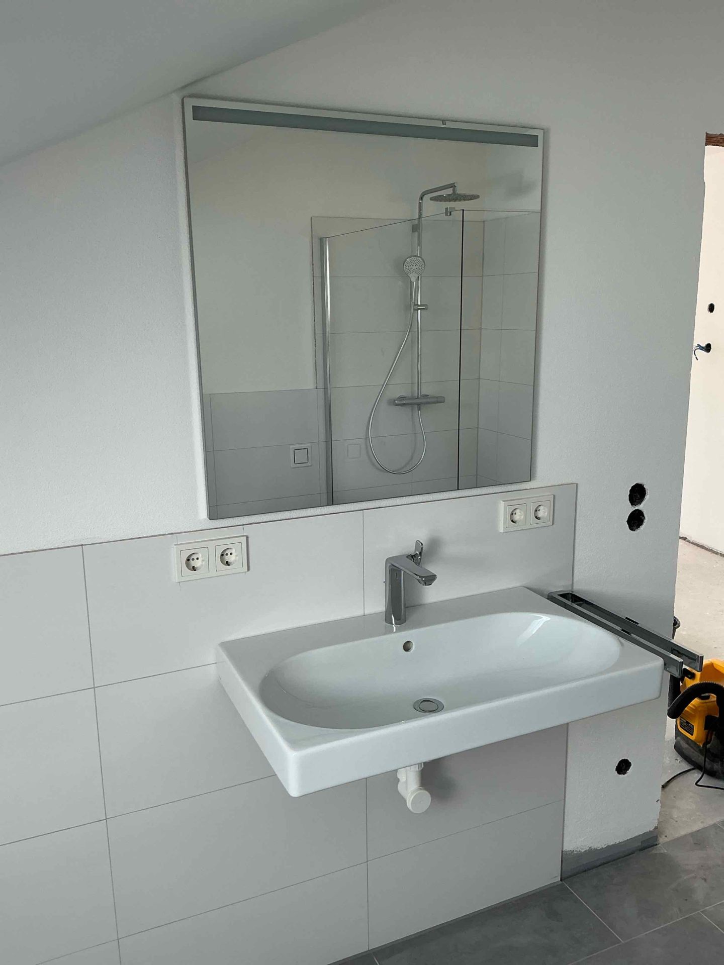 Fertiges Bad mit Waschtisch, Spiegel und bodengleicher Dusche mit Regenbrause