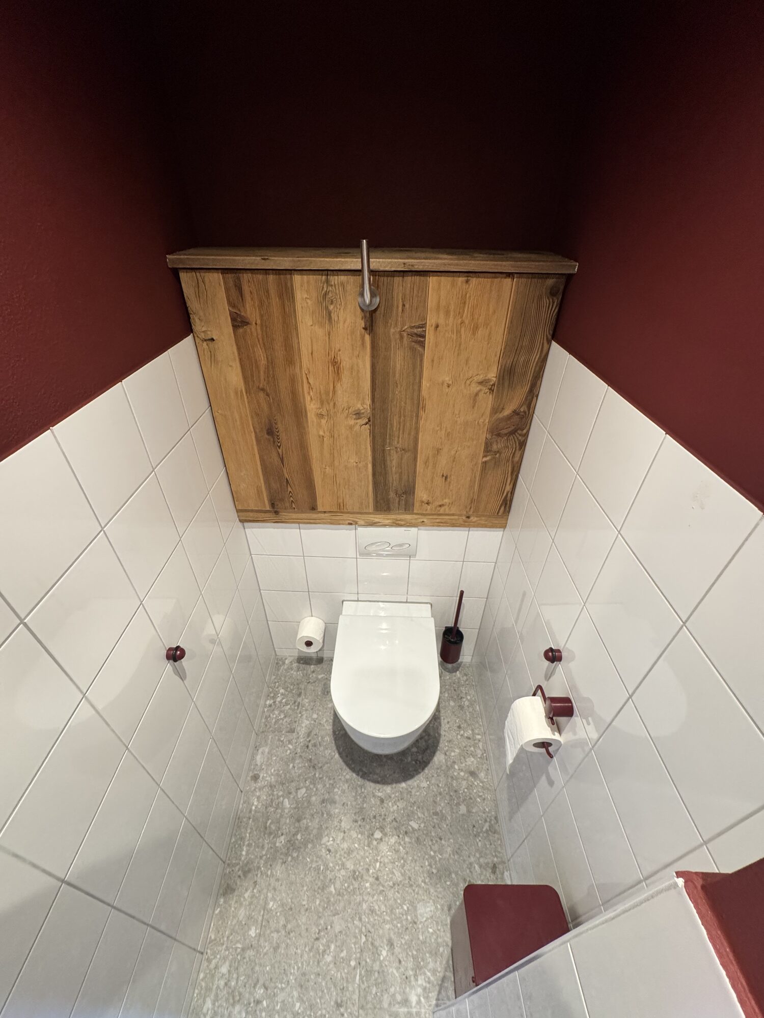 Detail des Steinwaschtischs mit Wandarmatur und pulverbeschichtetem Spender