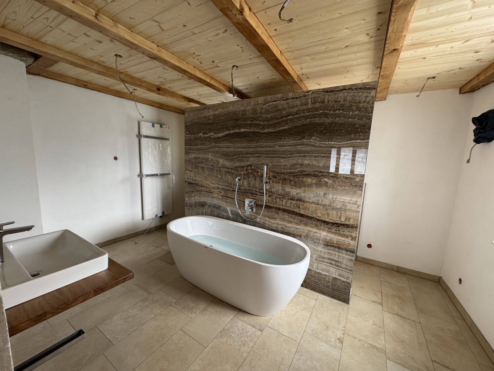 Hauptbad mit freistehender Wanne, Aufsatzwaschtisch auf Holzplatte und Badheizkörper