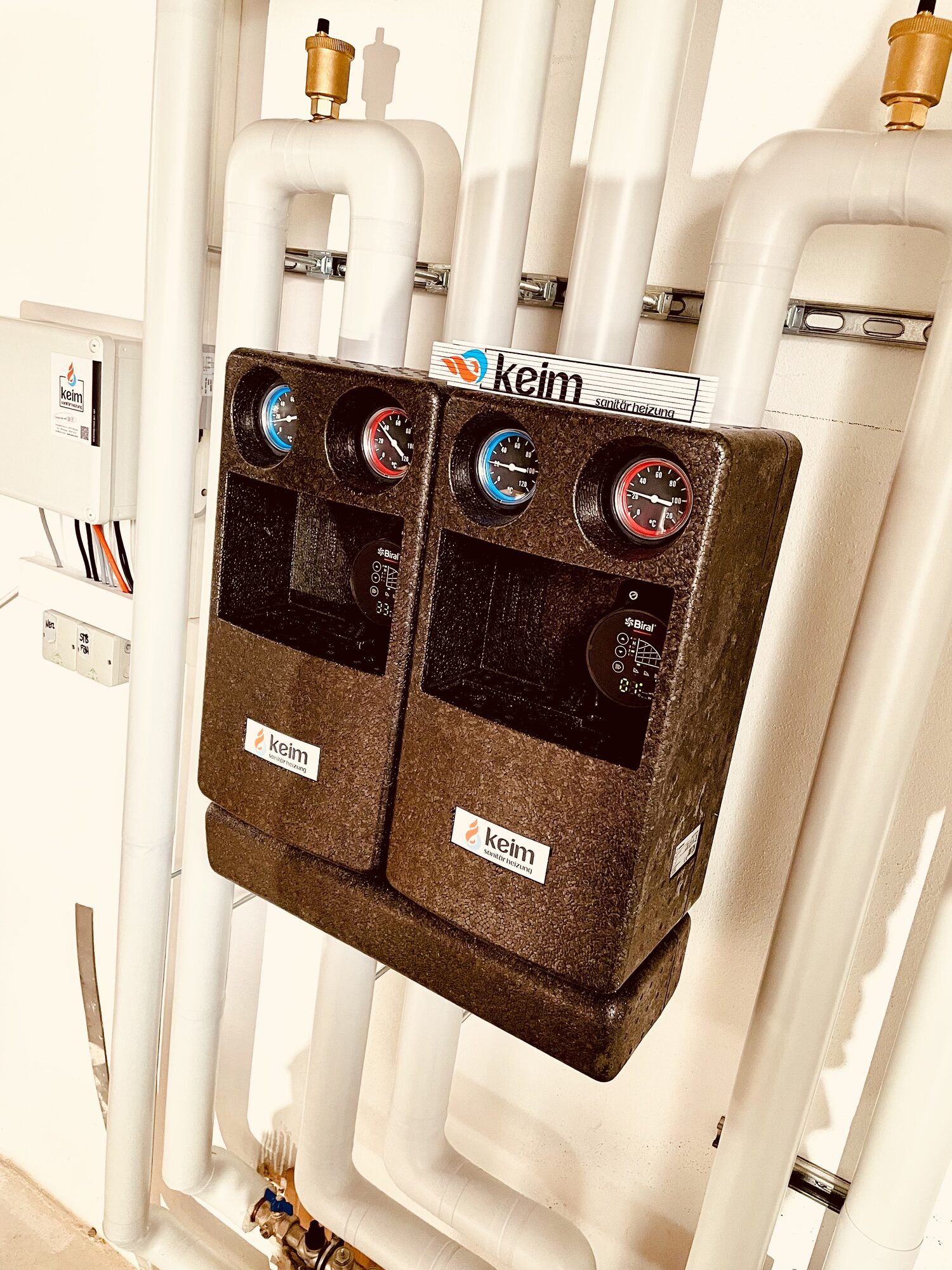 Detail der Pumpengruppen mit Vorlauf- und Rücklaufleitungen der Werkstattheizung